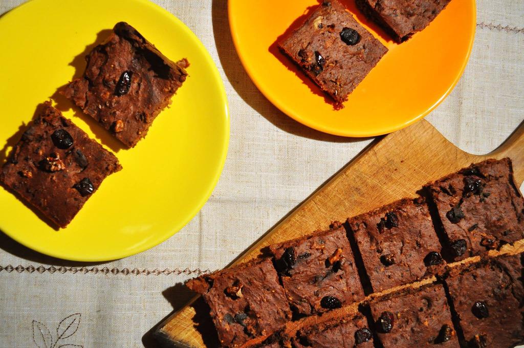 2 szklanki ugotowanej kaszy jaglanej 1/3 szklanki mleka kokosowego 1/2 łyżeczki sody oczyszczonej 1/2 łyżeczki cynamonu 5 łyżek kakao 2 jajka Brownie z kaszy jaglanej SKŁADNIKI garść orzechów