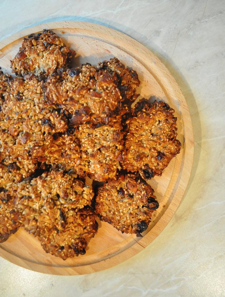 ciasteczkowe potworki bez cukru bez mąki składniki 200 g mieszanych orzechów (włoskie, laskowe, nerkowce, migdały) 100 g mieszanki nasion (słonecznik, dynia, sezam, siemię lniane) 100 g płatków