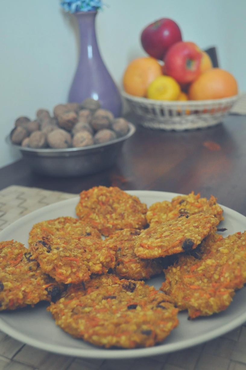 CIASTECZKA MARCHEWKOWE Z KASZY JAGLANEJ SKŁADNIKI plaska łyżka oleju kokosowego 80 g wiórków kokosowych szczypta soli himalajskiej 2 łyżeczki cynamonu 3 łyżki mąki ryżowej 250 g kaszy jaglanej 200 g