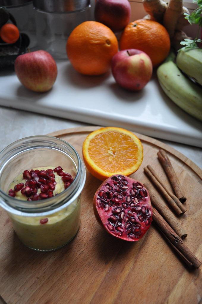 Pudding z mango, pomarańczy z cynamonem i granatem Składniki 100 ml mleka kokosowego 1/3 mango 1/2 pomarańczy 1 łyżka ziaren granatu 1 łyżeczka cynamonu 1 płaska łyżka nasion chia przepis