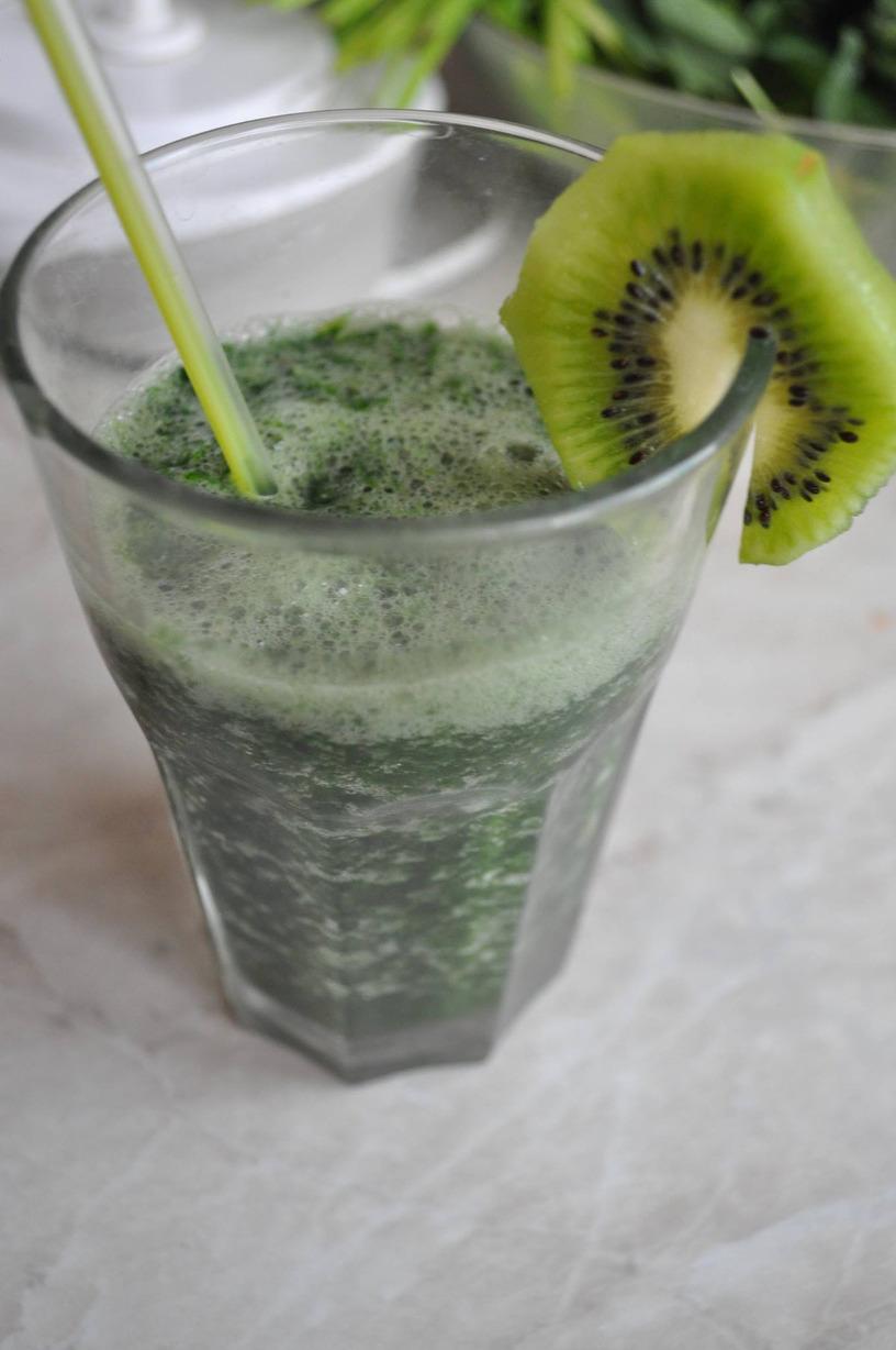 z i e l o n y k o k t a j z jarmużu, cytryny, grejpfruta i kiwi SKŁADNIKI szczypta kardamonu 1/2 szklanki wody