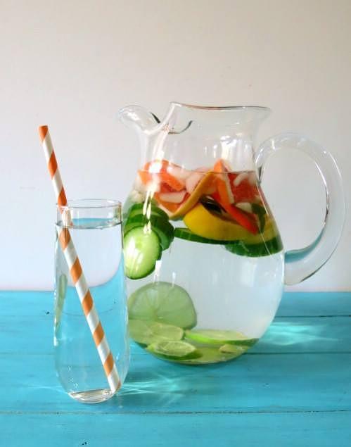 s k ł a d n i k i 1.5 l wody mineralnej 1/2 cytryny 1/2 limonki 1/2 grejpfruta 1 średni ogórek świeży imbir liście mięty (garść) O w o c o w a w o d a Owoców nie obieramy ze skórki.