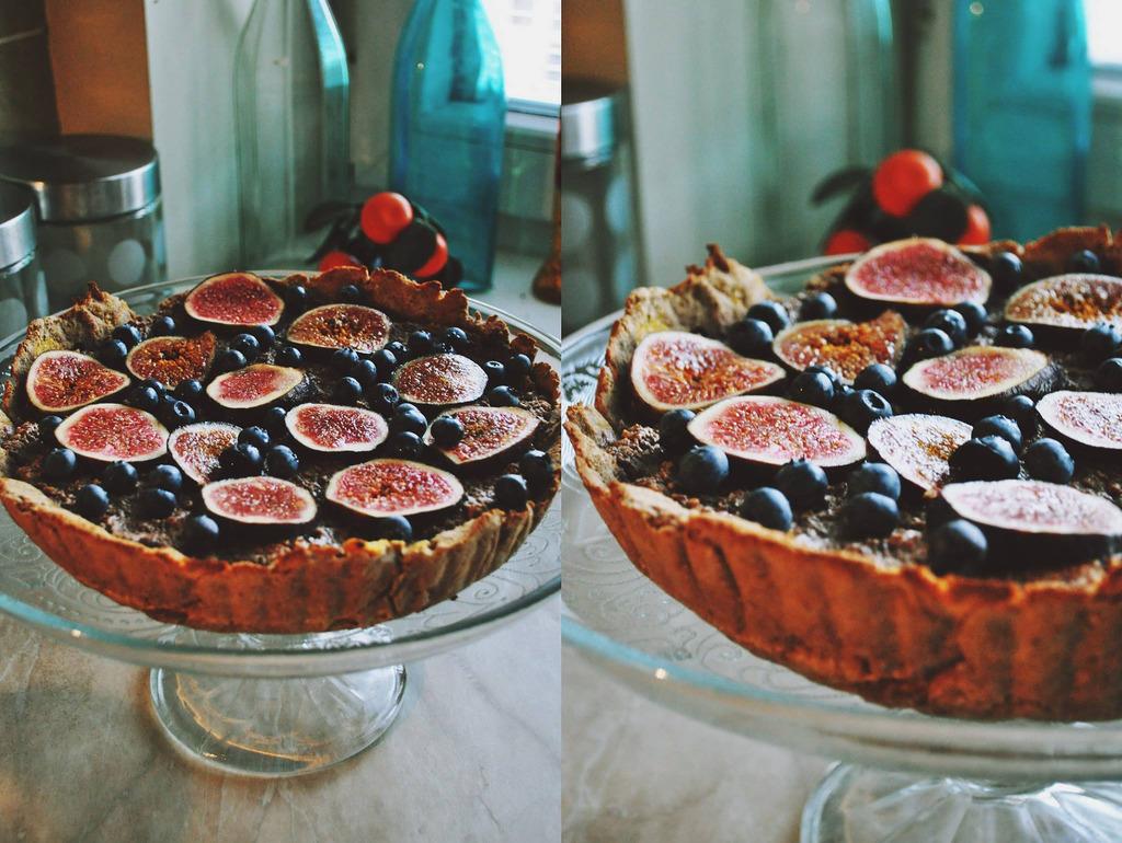 TARTA Z figami i borówkami składniki 1/2 szklanki mąki kasztanowej 1 szklanka mąki kokosowej 2 łyżki oleju kokosowego 1 łyżeczka miodu szczypta soli 3 jaja 5 daktyli 1 świeża figa garść borówek 100 g