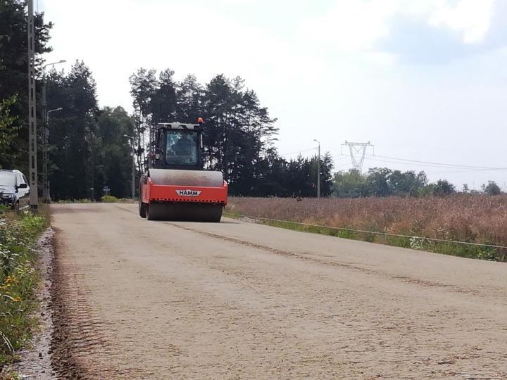 z przyczepą, koparka, wywrotka, maszyna do malowania pasów