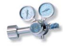 Reduktor ciśnienia redukuje wysokie ciśnienie z butli do ciśnienia wymaganego do pracy urządzeń medycznych.
