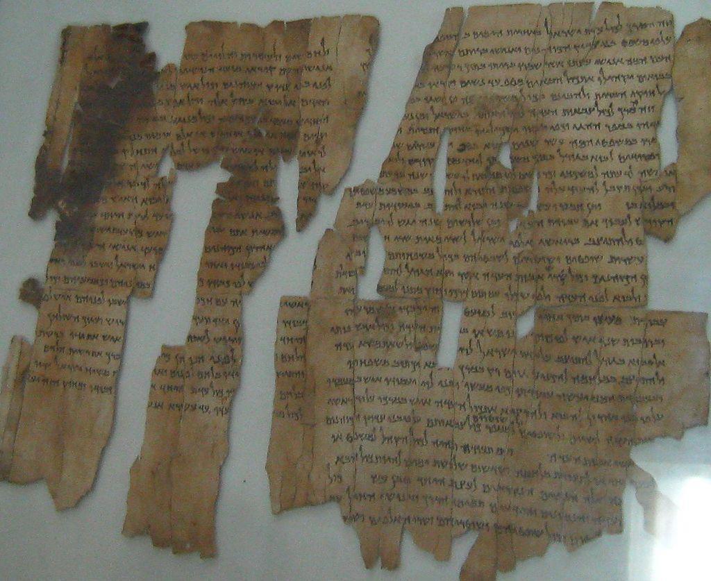 Fragment rękopisów z Qumran eksponowany w Muzeum Archeologicznym, Amman, Jordania. Paleo hebrajski Począwszy od końca II wieku p.n.e. Żydzi używali pisma, które rozwinęło się z alfabetu aramejskiego.