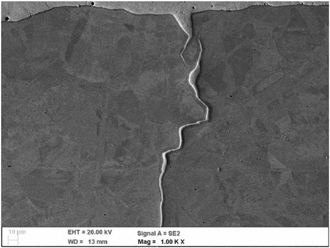 Na obrazie SEM próbki C1 - złącze Cu-1H18N9 wykonane drutem litym CastoMag 45706 - widoczne są pęknięcia o charakterze międzykrystalicznym, usytuowane w SWC, propagujące od powierzchni blachy