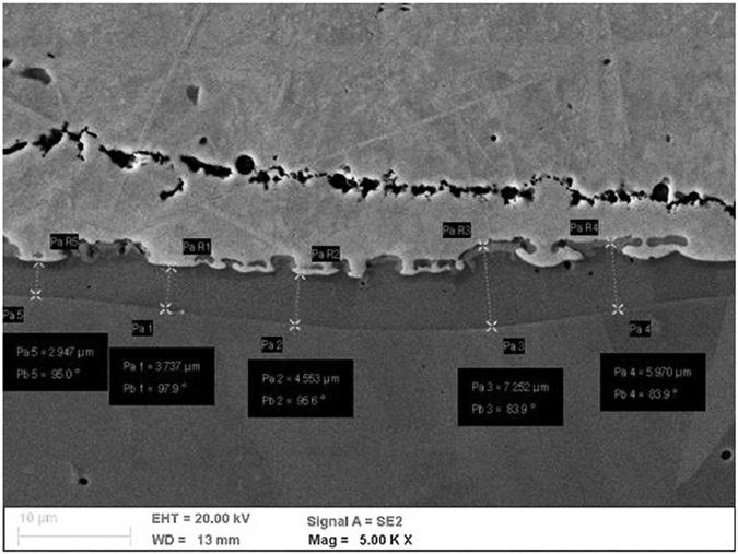 Obraz SEM próbki C1 pobranej ze złącza Cu-1H18N9. Widok stali nierdzewnej austenitycznej wraz z lutospoiną wykonaną drutem litym CastoMag 45706: a) obraz ogólny (pow.