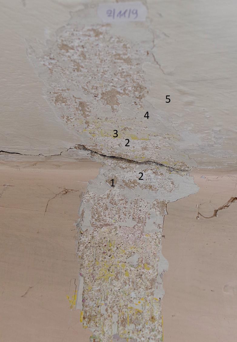 Odkrywka Ż/11/9 Okrywka pokazuje, że na tynku wapienno - piaskowym (1), widoczna jest pierwotna warstwa biała