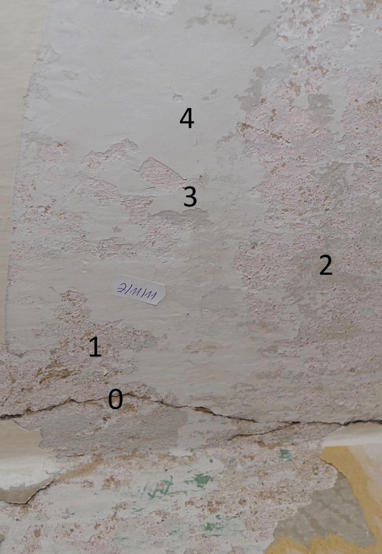 Pokój II - sufit. Odkrywka Ż/11/11 Okrywka pokazuje, że na tynku wapienno - piaskowym (0), widoczna jest warstwa pobiały (1), warstwa malarska biało - szara (2), warstwa malarska biała (3), biała (4).