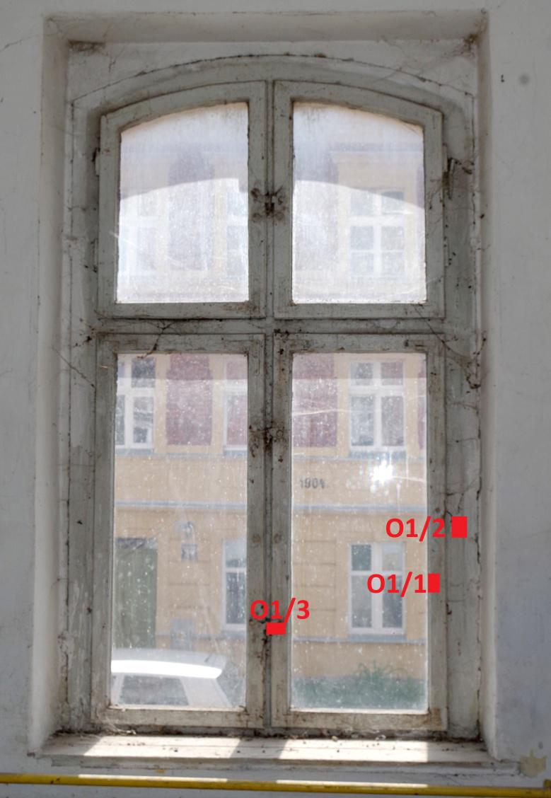 Na widoku stolarki okiennej klatki schodowej od strony wewnętrznej oznaczono miejsca wykonania
