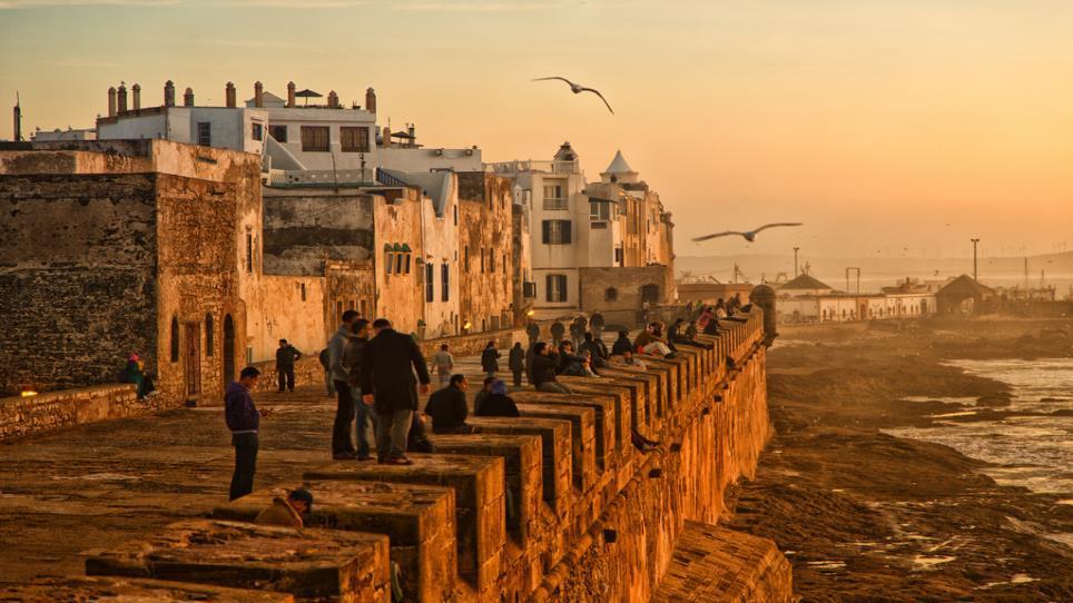 DZIEŃ 7 Marakesz Essaouira Po śniadaniu wsiadamy do autokaru i jedziemy nad Ocean do kolorowej Essaoirii [czas około 3h]. Po przyjeździe krótki odpoczynek w hotelu i ruszamy ku kolejnej przygodzie.