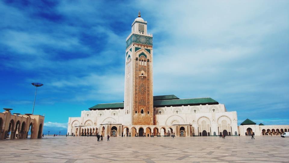 DZIEŃ 3 Marrakesz Casablanka Po śniadaniu wyruszamy autokarem do Casablanki [czas około 3h]. Przed nami ogromny Meczet Hasana II trzeci pod względem wielkości na świecie.