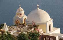 Typowe dla wyspy kościoły w Firze, Pyrgos i Imerovigli Ostatni raz poważne trzęsienie ziemi nawiedziło wyspę w 1956 r. Zniszczeniu uległo wiele budynków.