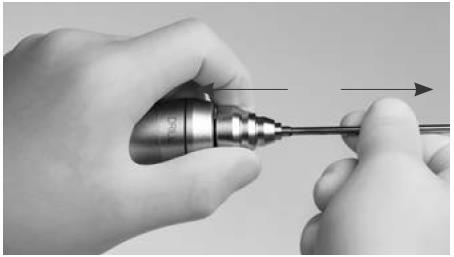 Nie ma konieczności manipulowania tuleją połączeniową nasadki. Ryc. 1 Aby odłączyć, należy odciągnąć tuleję połączeniową nasadki do tyłu i wyjąć narzędzie tnące (Ryc. 2).