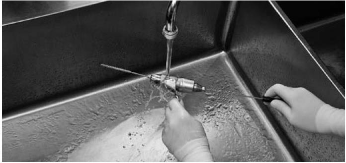 5 Czyścić z użyciem detergentu Czyścić urządzenie ręcznie pod bieżącą wodą przy użyciu enzymatycznego środka czyszczącego lub detergentu przez co najmniej 5 minut.