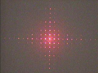 .8 Wyznaczanie średnic otworków Wiązkę światła laserowego przepuszczamy przez badany otworek o średnicy mniejszej niż przekrój wiązki.