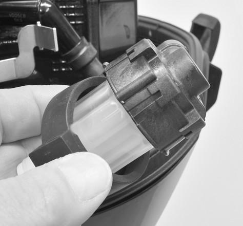 KONSERWACJA 6. Upewnij się, że oprw gumow ułożon jest równolegle do obudowy filtr i zmontuj ją. Prwidłowo ułożon oprw gumow 7. Zmontuj zespół filtr n uchwycie montżowym. 63116 8.