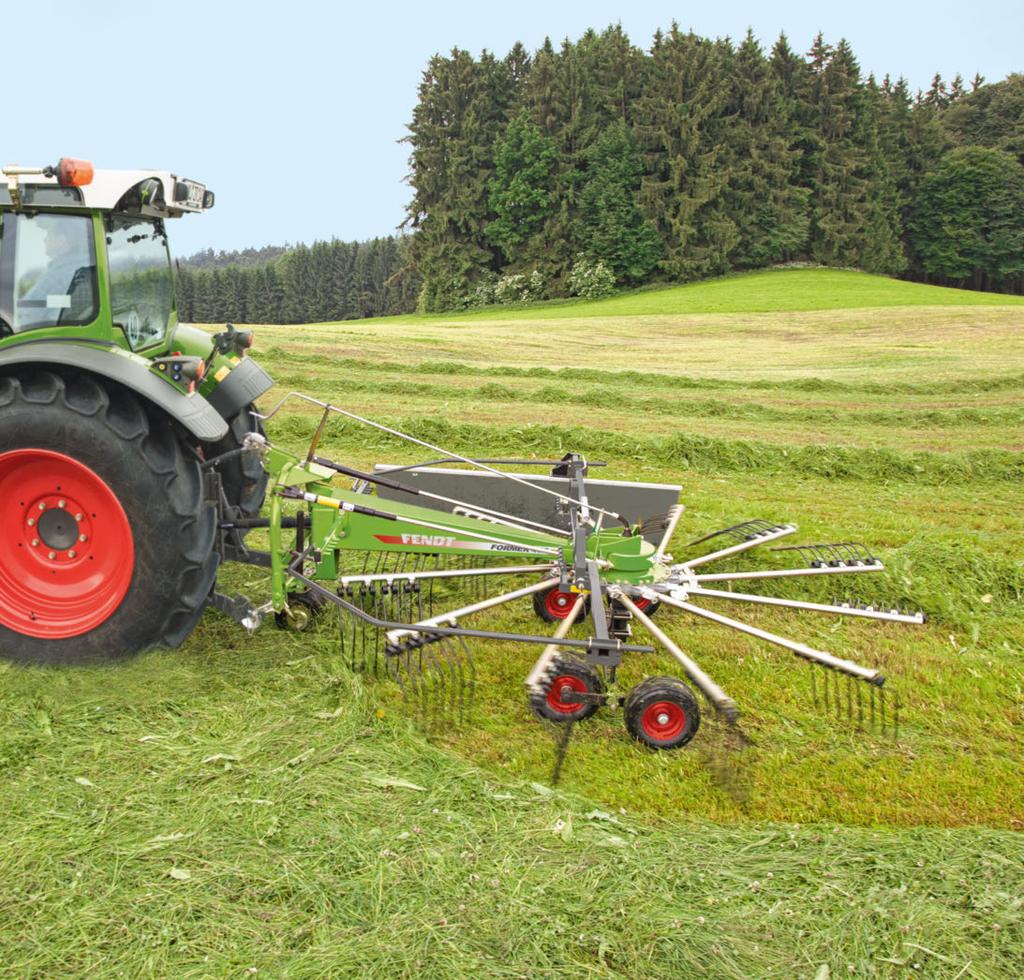 Wysokość pracy szybko i łatwo ustawia się za pomocą mechanizmu regulacji liniowej. Szeroki rozstaw i osie typu tandem zapewniają cichą pracę nawet przy dużych prędkościach roboczych.