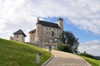 Krzyż, gołoborza Łysej Góry, Łysica, klasztor pobenedyktyński z relikwiami, Muzeum Zegarów w Jędrzejowie, Jaskinia Raj, muzeum Mikołaja Reja w Nagłowicach.