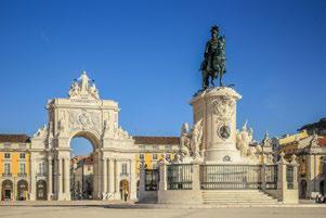 Monumentalny Plac Hiszpański z pomnikiem Cervantesa.