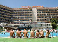 Hotel Consul *** - bardzo przyjemny i schludny obiekt leżący w samym Centrum Adriatyckiej Promenady położony około 150 m od piaszczystej plaży.