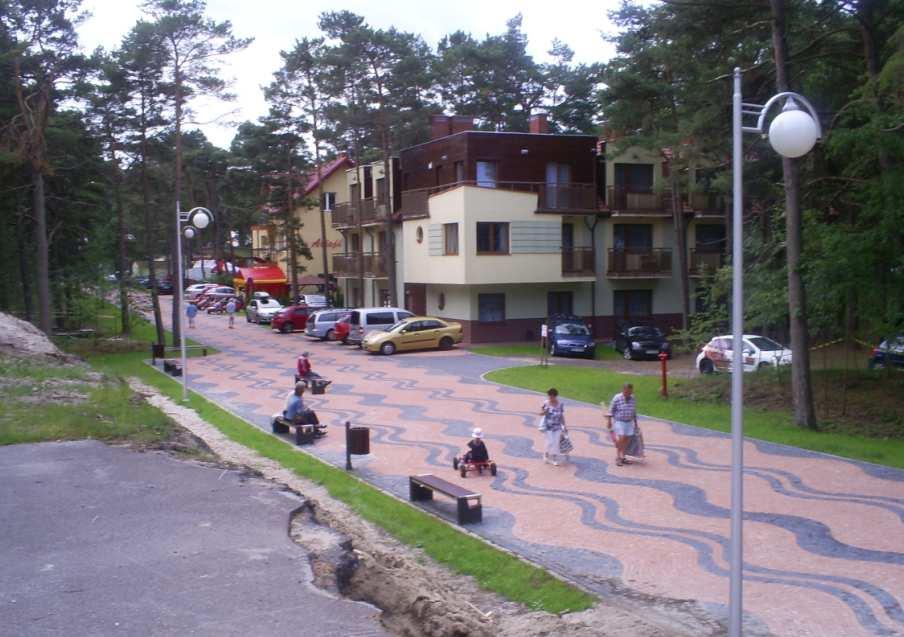 Widok z placu na ulicę Sztormową zejście na plażę 2. Pogorzelica ul.