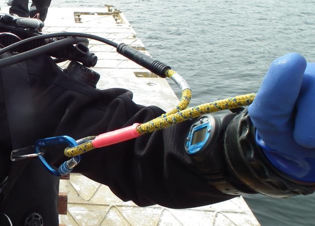 kablolinę (linę) przy pomocy karabinka z zabezpieczeniem, przy nurkowaniach rekreacyjnych