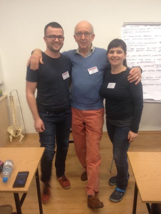 Zdjęcie po lewej przedstawia Johna Page a, nauczyciela Terapii CranioSacralnej w Polsce, który od 2013 wspiera