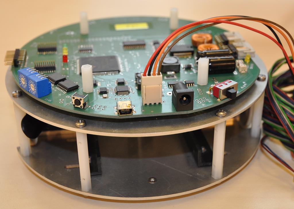 Laboratorium Podstaw Robotyki 4 2 3 Środowisko programistyczne i sterowanie robotem MTracker Komunikacja nadrzędnego układu sterowania (PC) z systemem pokładowym sterownika robota zrealizowana jest