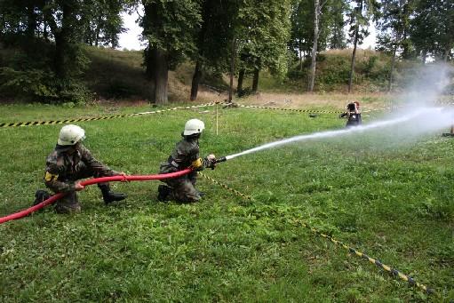 PŁYWANIE KAJAKAMI - PK Nr 3 Zespół po dotarciu do PK przygotowuje sprzęt do wykonania konkurencji (ubiera kamizelki ratunkowe, ustawia kajaki).