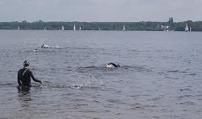 Konkurencja polega na przepłynięciu dowolnym stylem pływackim przez każdego zawodnika, w jak najkrótszym czasie, odcinka wodnego (25m) od brzegu jeziora