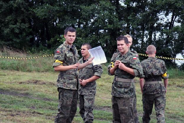 RZUT GRANATEM NA ODLEGŁOŚĆ I CELNOŚĆ - PK nr 3 Do wykonania zadania każdy zawodnik otrzymuje 2 granaty. Rzuty wykonywane są pojedynczo do pierwszego trafienia.