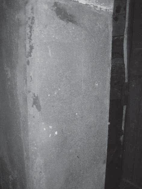 6. Stan wyk adziny ogniotrwa ej na drzwiach piecowych po 16 miesi cach u ytkowania: a) typowy beton szamotowy, b) beton z kwarcu modyfi kowanego. Fig. 6.