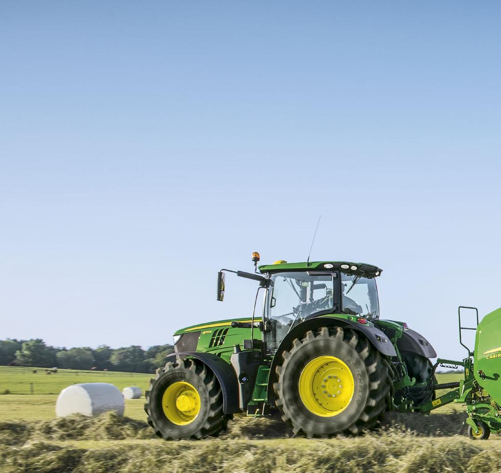 18 C441R. OPTYMALNE POŁĄCZENIE. Wszystkie zalety F441R. A do tego wysokowydajne owijanie. Wysokowydajny układ stołu transportowego John Deere umożliwia tworzenie większej liczby bel dziennie.