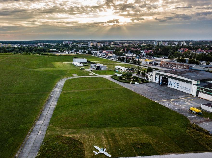 Wykonawca gliwickiego lotniska wybrany GAPR w ponownym przetargu wybrał wykonawcę modernizacji gliwickiego lotniska. Jest nim Przedsiębiorstwo Remontów Ulic i Mostów w Gliwicach.