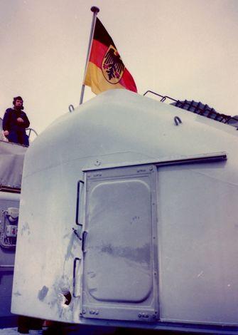 Wieża armaty zachodnioniemieckiego okrętu Neckar (A-66) trafiona w 1987 r. pociskiem działka AK-630 polskiego okrętu rakietowego ORP Górnik fot.