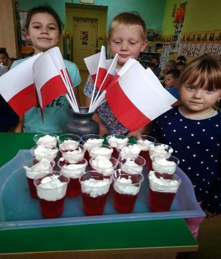 Zaprezentował swoje pamiątki rodzinne z dawnych czasów, które rozbudziły dziecięcą ciekawość. 2.