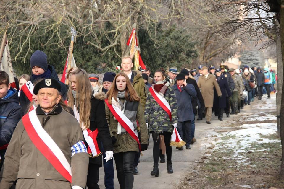 Po zabraniu głosu innych gości, uczestnicy spotkania przełamali się opłatkiem i rozmawiali przy poczęstunku.