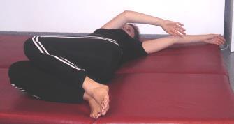 2.Pozycja wyjściowa - leżenie na plecach, nogi ugięte. Ramiona w przód.