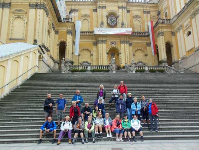 Dzień 4 Śniadanie tradycyjnie już o 7:00. Wyjechaliśmy w 24 osoby w kierunku Dusznik, pomimo padającego deszczu. W Dusznikach- Zdroju Granicznej 896 m z autobusu wysiadło 18 osób.