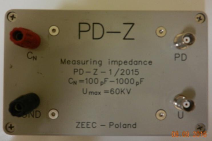 Pasmo przenoszenia impedancji, którą przedstawia schemat, jest zgodne z wymaganiami normy IEC60270, która proponuje, aby mieściło się ono poniżej 20dB wartości maksymalnej pasma pomiarowego.