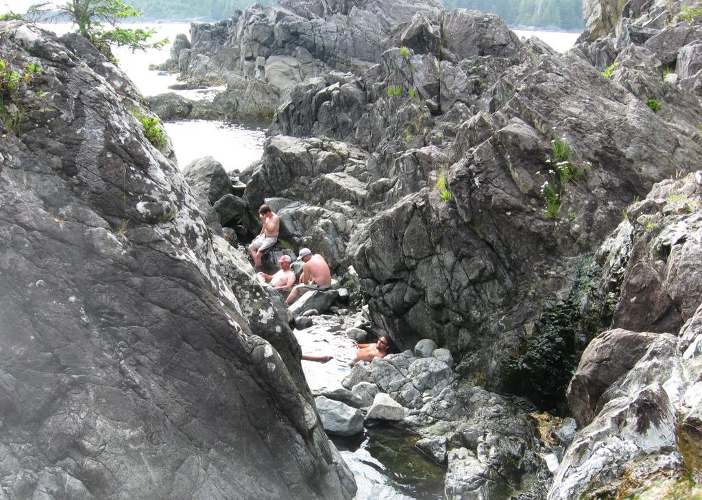 Hot Springs Cove. Naturalne i jeszcze niezniszczone komercyjną zabudową gorące źródła.