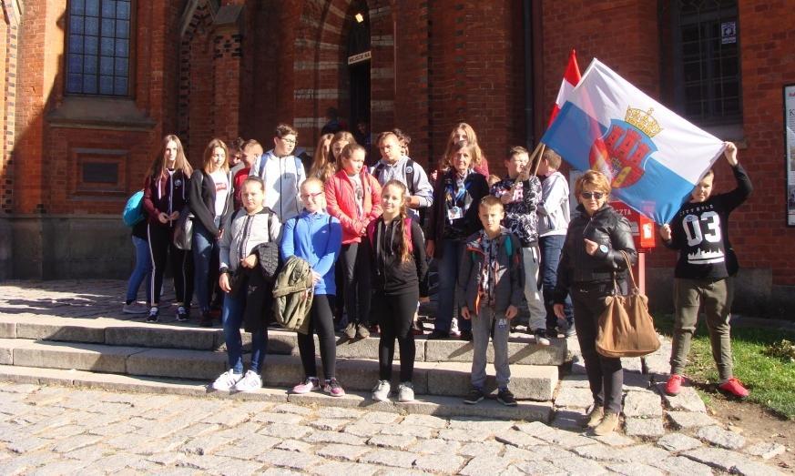 Grupy kolejno wchodziły na jego wierzchołek, a następnie odśpiewywały wybraną pieśń patriotyczną.