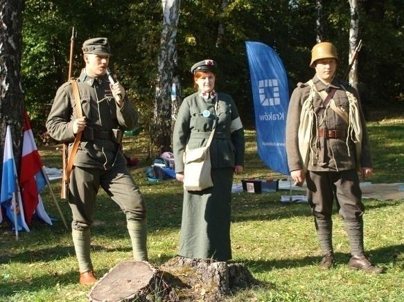 Pierwsza z nich prezentowała umundurowanie i uzbrojenie armii carskiej z 1917 r. Z okresu między Rewolucją Lutową a przewrotem bolszewickim. Druga armii austrowęgierskiej z tego samego okresu.