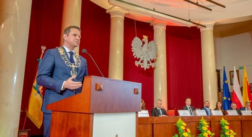 Nowi radni, nowy prezydent. Ursynów z silną reprezentacją data aktualizacji: 2018.11.22 Nowi warszawscy radni rozpoczynają pracę. Wśród nich sześcioro wybranych przez ursynowian.