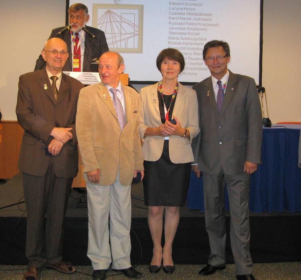 Srebrną Odznakę Honorową PIIB otrzymała między innymi Elżbieta Nowicka-Słowik.