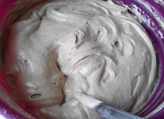 6 całość przelewamy do przygotowanej tortownicy,wyrównujemy wierzch wkładamy do piekarnika na 25-30 min,pieczemy w temp.180 C do suchego patyczka.