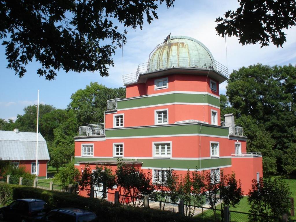 OFERTA UNIWERSYTETU WROCŁAWSKIEGO DLA PLANETARIUM DOLNOŚLĄSKIEGO Pracownicy Instytutu Astronomicznego Uniwersytetu Wrocławskiego oferują: wiedzę na poziomie uniwersyteckim w dziedzinie astronomii