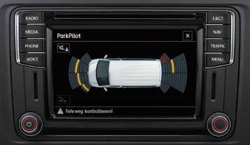 Ułatwia parkowanie, wyświetlając na ekranie systemu radiowego lub nawigacyjnego 2) ograniczony obraz obszaru za samochodem. Dodatkowe linie pomocnicze ułatwiają manewr parkowania.